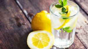 Зачем пить воду с лимоном натощак