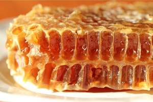 Полезные свойства мёда в сотах